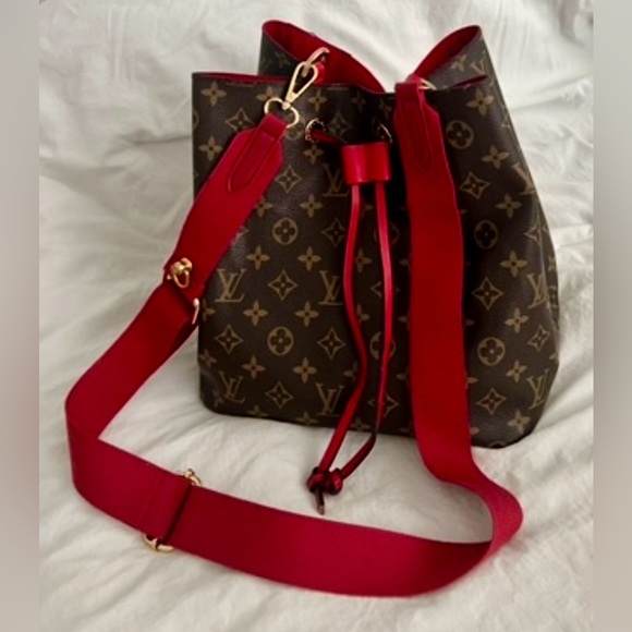 👑✅PRICE FIRM✅ Brown and Red Monogram Bucket Crossbody bag. Like brand new! - Picture 11 of 17